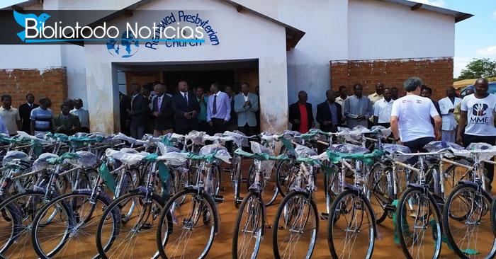 Pastores reciben bicicletas para continuar la extensión del evangelio en aldeas de África.