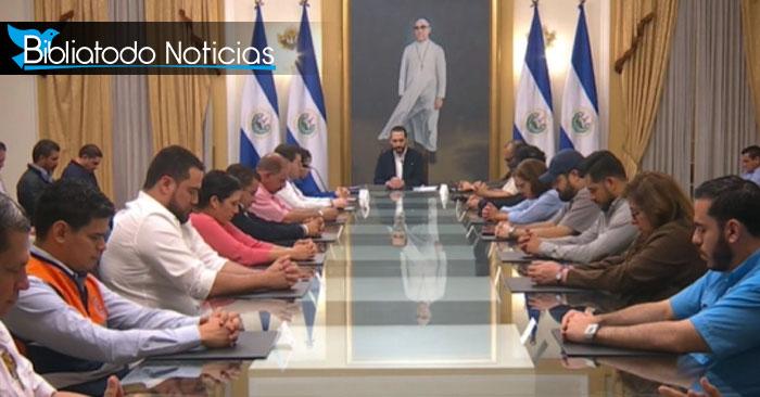 Presidente de El Salvador ora a Dios en cadena nacional