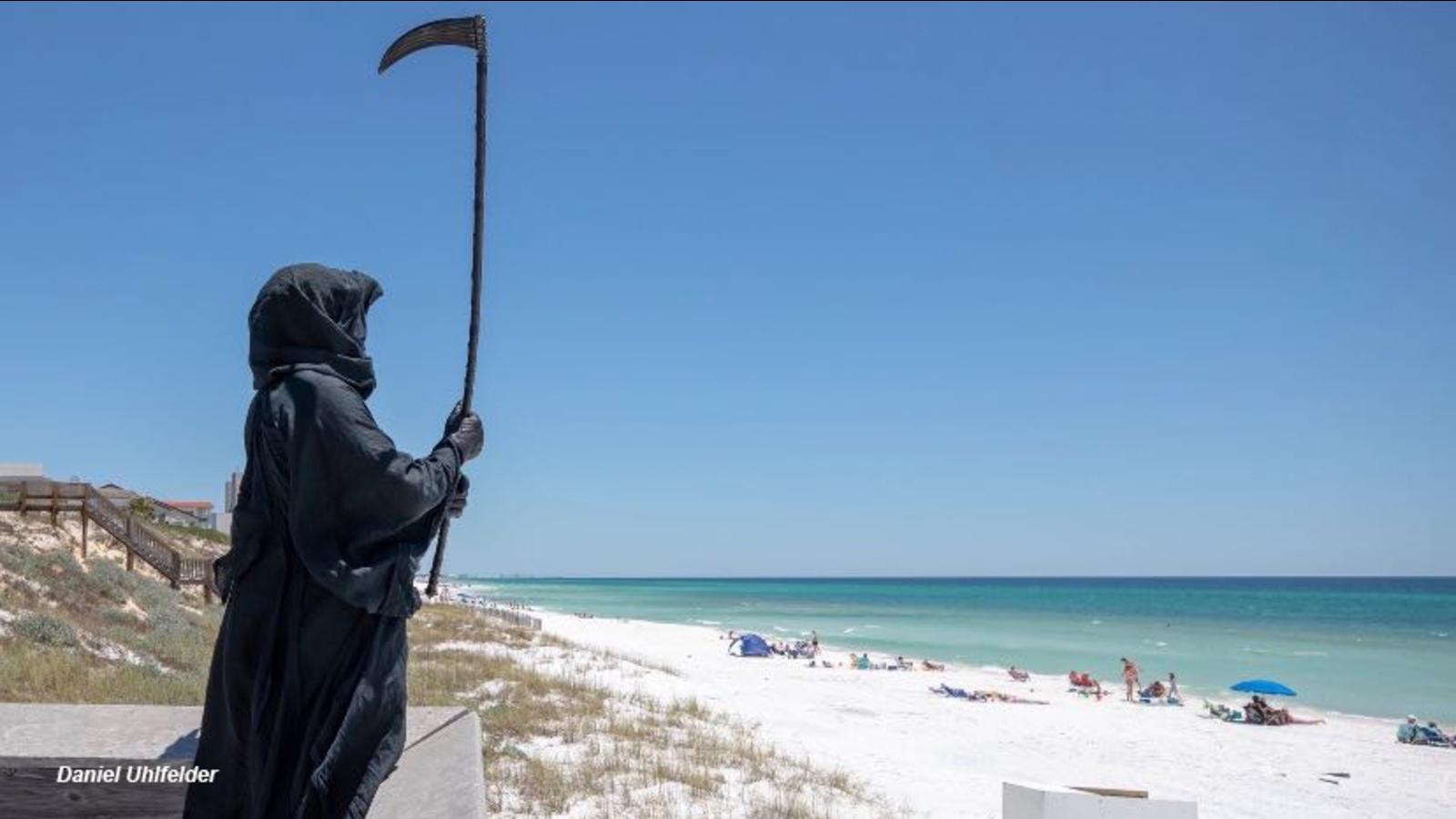 Hombre vestido de "muerte" acecha en playa de Florida para protestar contra la reapertura
