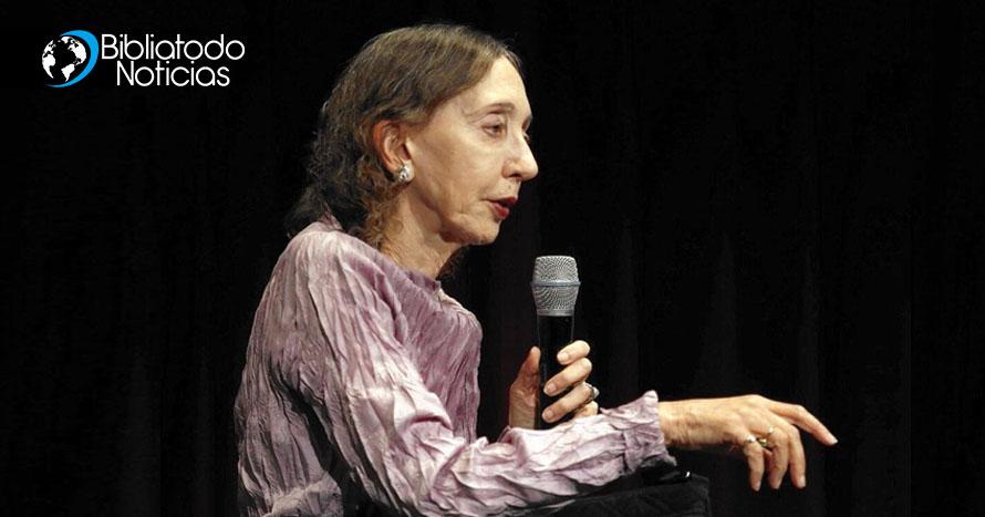 Famosa escritora "destroza la Biblia" y recibe ataques por decir que es "un libro de ficción"