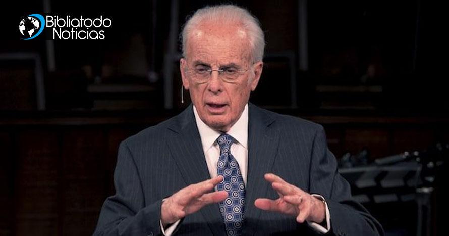 “Dios los abandonó”: Pastor John MacArthur dice que Biden es el “juicio divino” sobre EE.UU