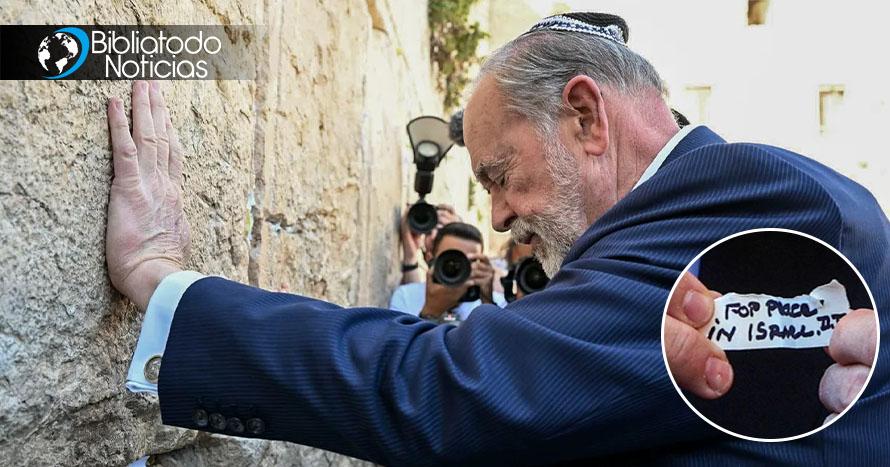 Oración de Trump viaja a Tierra Santa en manos de Mike Huckabee dando inicio a su misión en Israel