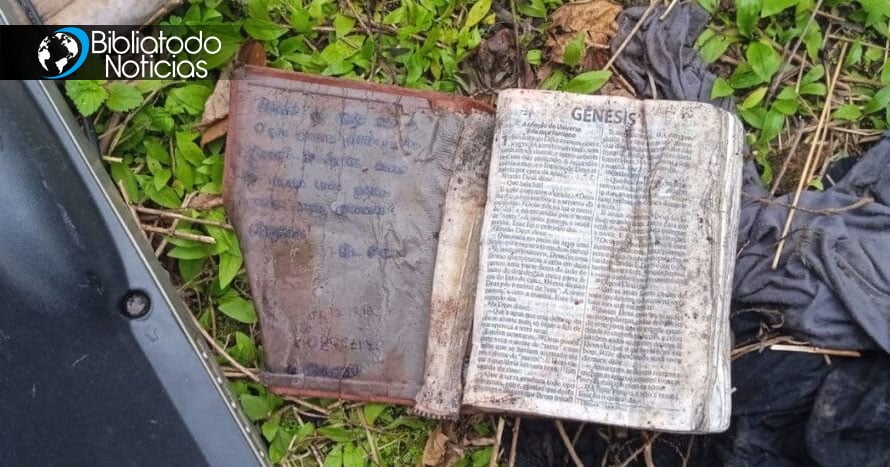 “Ni el fuego puede extinguir su Palabra”: Una Biblia permanece intacta tras un incendio que consumió una casa entera