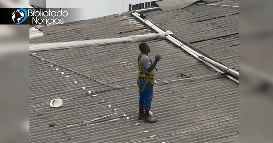 EMOTIVO: Captan a albañil orando a Dios mientras trabajaba en peligrosas condiciones