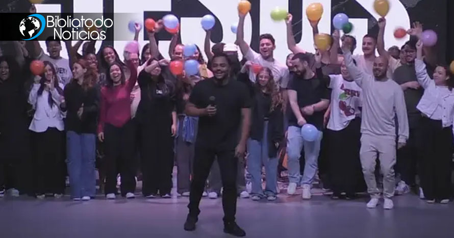 Mientras adoraba a Jesús, joven fue sanado de daltonismo mientras participaba en un retiro juvenil