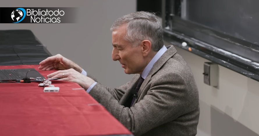 Profesor de Harvard sorprende por arrodillarse y orar por la salvación de todos sus alumnos