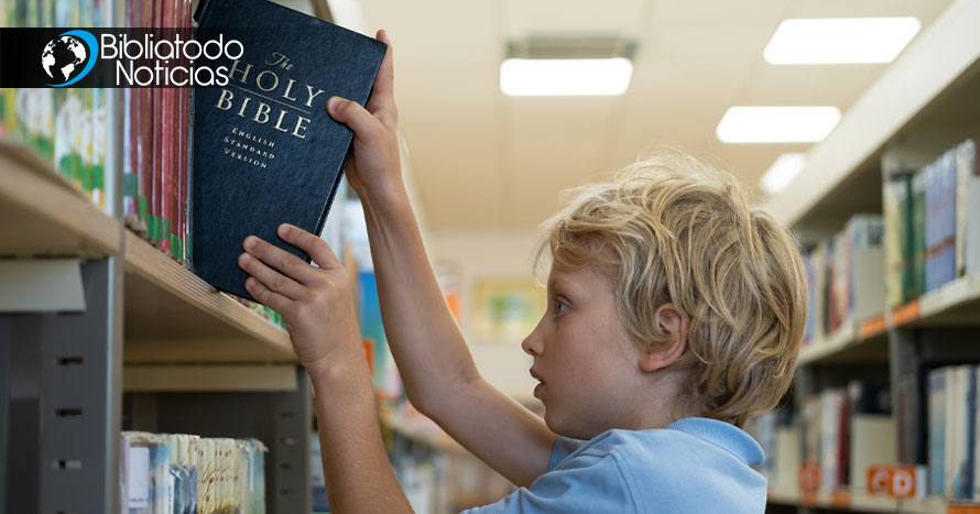 Texas implementa ley SB 11 que pide a las escuelas incluir la Biblia y la oración en sus aulas
