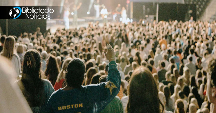 “Algo nuevo está sucediendo”: 500 jóvenes entregan sus vidas a Cristo en la Universidad de Tennessee