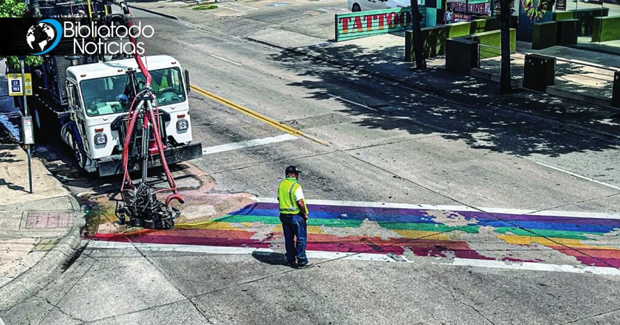 Gobernador de Texas ordena remover todos los cruces peatonales LGBT: “Son contrarios al diseño de Dios”