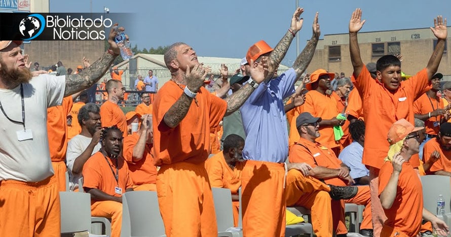 Más de 300 reclusos en Oklahoma aceptan a Jesús y casi 60 de ellos se bautizan dentro de una prisión