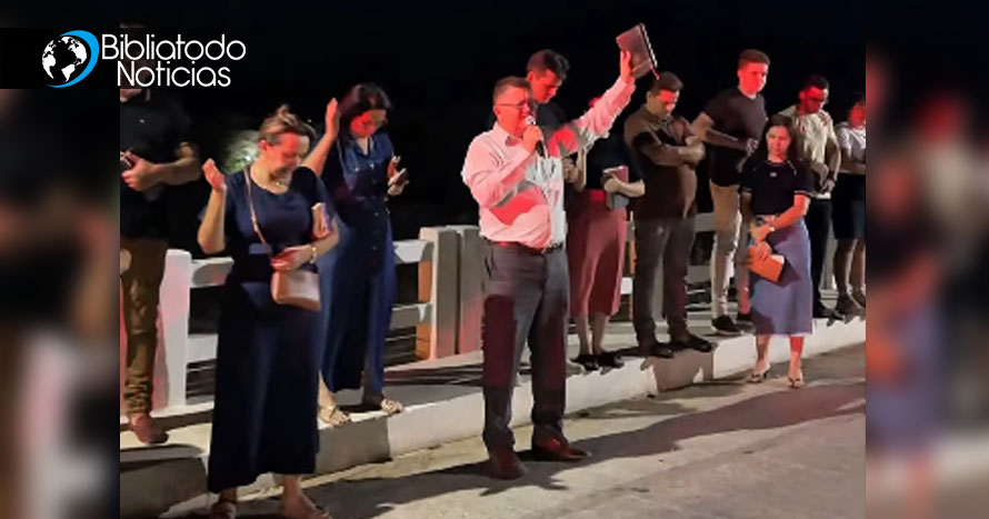 "Reprendemos todo espíritu de muerte": Iglesia realiza culto de oración en un reconocido puente para los suicidios