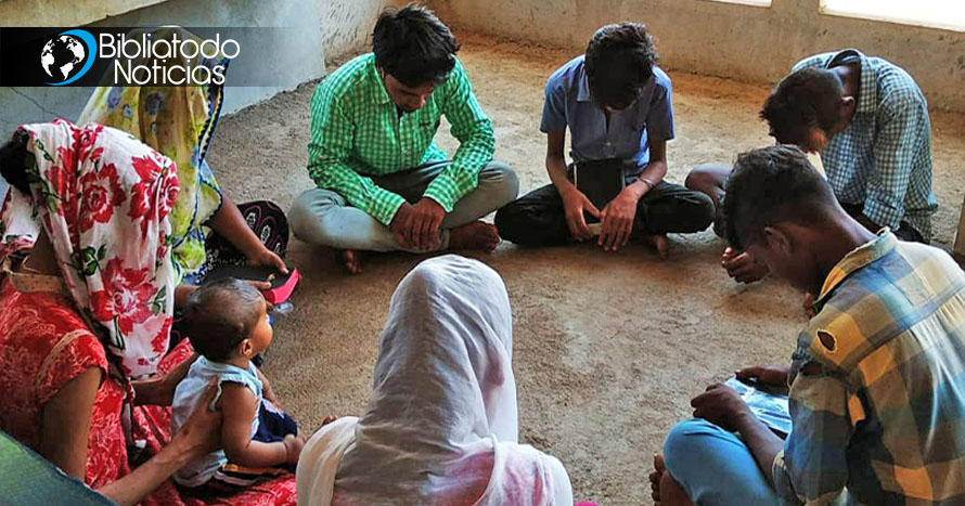 Una familia fue expulsada de su aldea en la India por creer en Jesús, “No negaremos a Cristo»