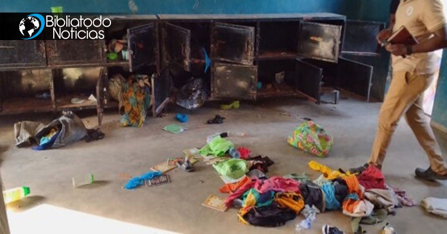 Terroristas en Nigeria atacan otra escuela y secuestran más de 300 estudiantes junto a sus maestros