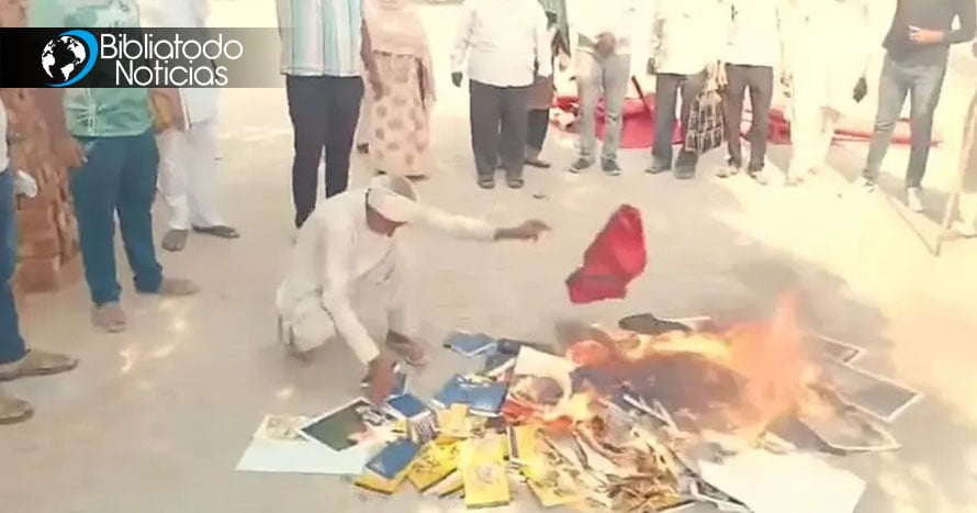 Extremistas obligan a pastor a quemar Biblias tras retenerlo como rehén en violento ataque en La India