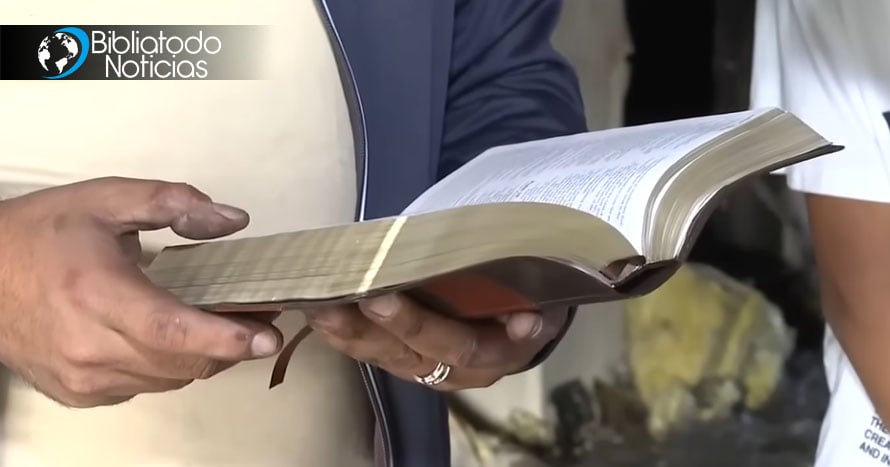 “Todo se fue menos su Palabra”: Familia halla una Biblia intacta en los escombros del incendio que devoró su hogar