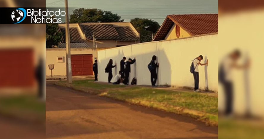 “Queremos que otros estudiantes se rindan a Jesús”: Alumnos rodean y cubren los muros de su escuela con oración