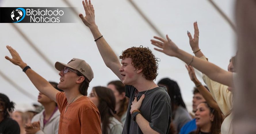 Casi 100 estudiantes entregan sus vidas a Cristo en reunión de avivamiento universitario en Texas