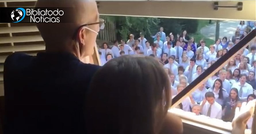¡HERMOSO! Más de 400 estudiantes le cantan alabanzas a su profesor con cáncer terminal afuera de su casa
