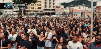 “La Iglesia está viva”: Congregación alaba a Dios en la calle tras inundaciones que destruyeron su templo
