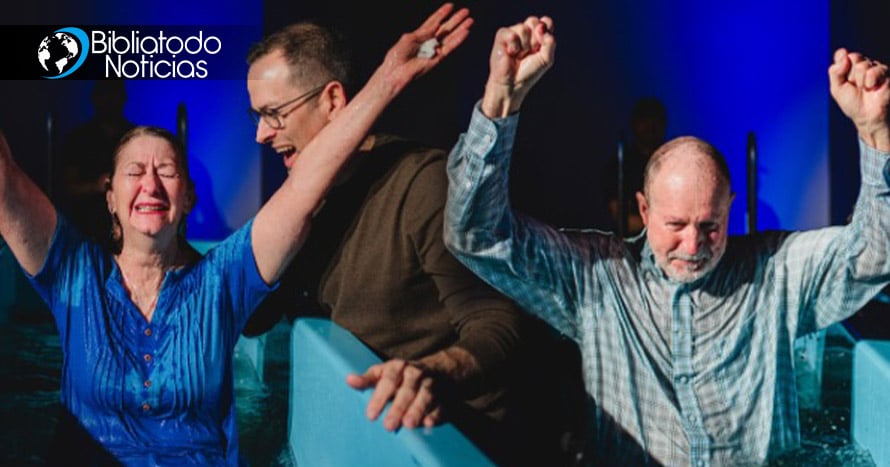 Más de 400 personas se bautizan en un solo fin de semana durante servicio dominical de una iglesia en Georgia