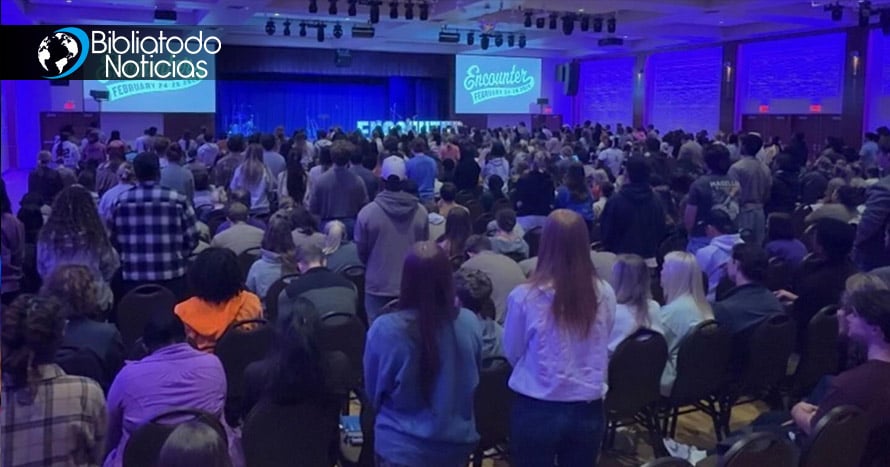 Más de 500 universitarios rinden sus vidas a Jesús en campus de Texas, “Comprometidos con Cristo”