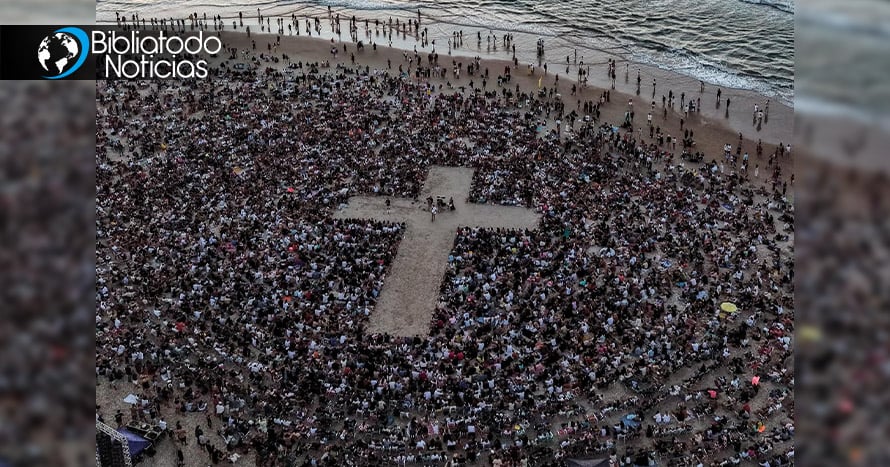 Miles de personas se reúnen alrededor de una cruz para adorar a Dios al amanecer en playa de Brasil