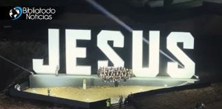 Asombroso mirador ilumina los barrios de São Paulo con el nombre de Jesús
