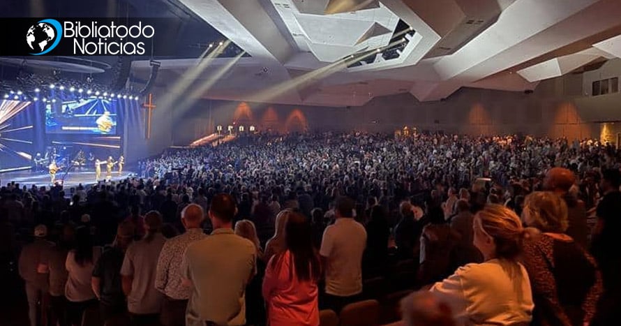 ¡MARAVILLOSO! Más de 2 mil personas entregan sus vidas a Jesús en una iglesia durante el Domingo de Resurrección