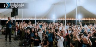 Cientos hacen fila para bautizarse en “La Carpa de Jesús” que recorre Estados Unidos