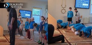 Como Daniel, Niño se niega a arrodillarse y hacer oración islámica dentro de una mezquita