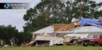 Cristianos sobreviven adorando a Dios tras un tornado que arrasó su iglesia con ellos dentro