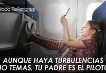 En un avión en medio de la turbulencia esta niña hizo algo sorprendente…